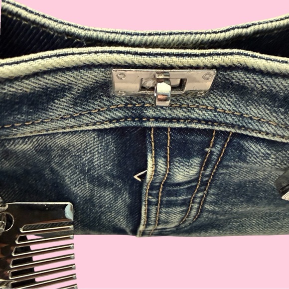NWT VINTAGE STYLE JEANS HANDBAG WITH DETACHABLE ADJUSTABLE STRAP & BAG CHARMS - Picture 6 of 12